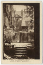 Besançon-les-Bains - La cour du musée à Granvelle [image fixe] , Mulhouse : Braun & Cie, 1904/1930