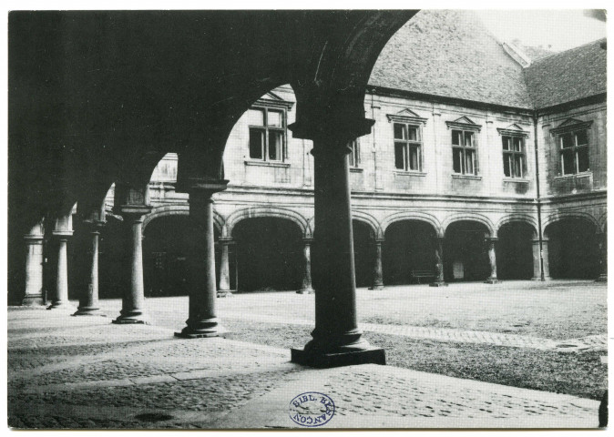 Besançon (Doubs) - Le Palais Granvelle - Milieu XVI siècle, la cour. [image fixe] , Besançon : Imprimerie Municipale Besançon, 1950/1970