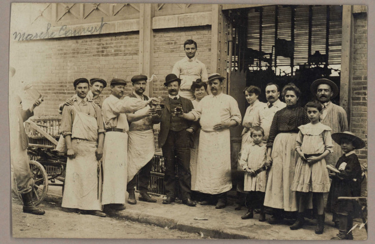 [Bouchers et charcutiers posant devant le marché couvert de Besançon] [image fixe] , 1904/1909