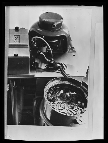 39MDT335 - Alimentation automatique Schaublin, machines siglées SOC (Société Ornanaise de Construction Mécanique) : négatif (noir et blanc).