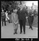 39MDT392 - Personnel de Lip, Fred Lip avec ses cadres devant l'usine de Palente: négatif (noir et blanc).