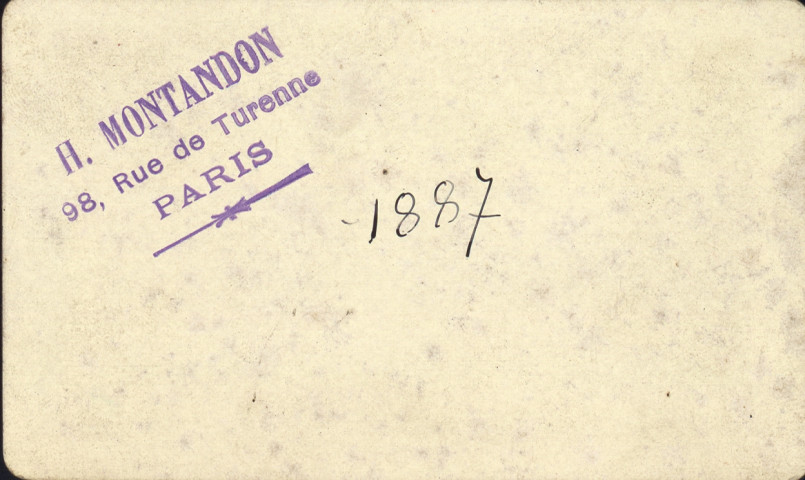 Photographie de groupe de sociétaires devant le hangar en bois au Près-de-Vaux.