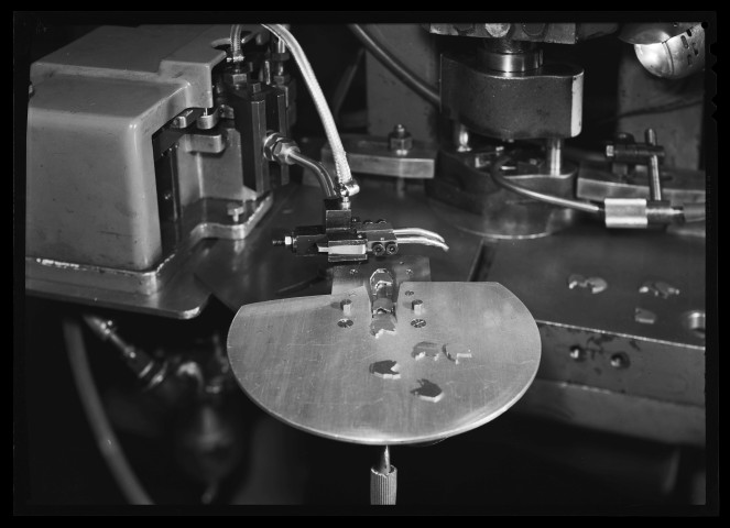 39MDT343 - Vue rapprochée du poste de travail d'alimentation des presses : négatif (noir et blanc).