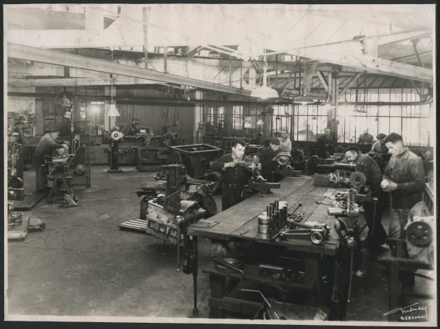 MEUSY, Besançon. Intérieur du garage "Le Véhicule industriel", 20 rue de la Rotonde, Besançon (quartier des Chaprais)
