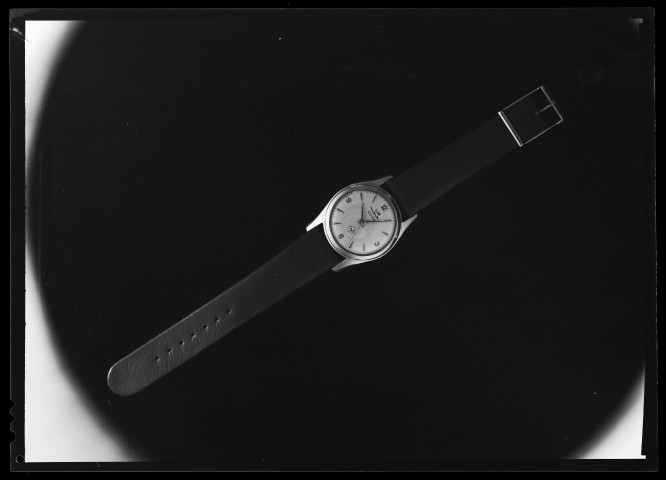 39MDT239 - Montre bracelet Lip Electronic (?) : négatif (noir et blanc)