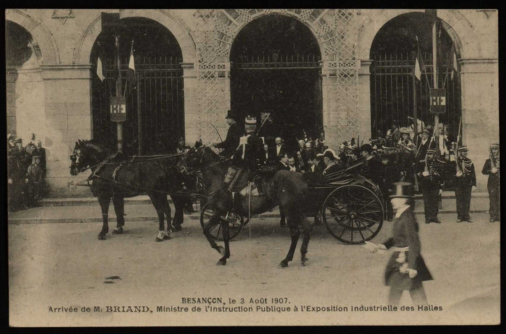 Besançon, le 03 Août 1907. Arrivée de Mr BRIAND, Ministre de l'Instruction Publique à l'Exposition Industrielle des Halles. [image fixe] , 1904/1907