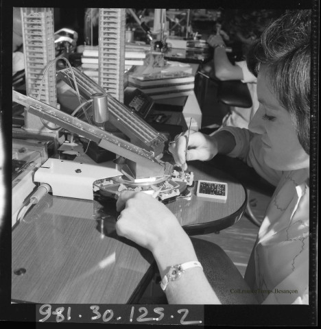 39MDT461 - Ouvrières et d'ouvriers à leurs postes de travail dans l'usine de Palente : négatif (noir et blanc).