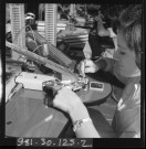 39MDT461 - Ouvrières et d'ouvriers à leurs postes de travail dans l'usine de Palente : négatif (noir et blanc).