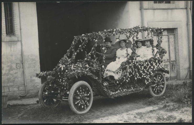 Vesoul. Fête pour l'inauguration du buste de Gérôme, 20 juillet 1913. Automobile fleurie avec 4 occupants