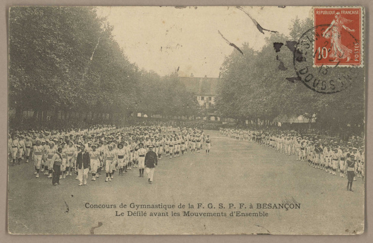 Concours de Gymnastique de F. G. S. P. F. à Besançon - Le Défilé avant les Mouvements d'Ensemble. [image fixe] , 1904/1913