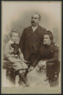 Mauvillier, Emile. Couple avec un petit garçon (homme debout, femme assise, enfant tenant un bâton)