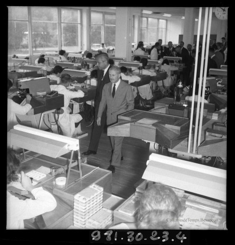 39MDT410 - Visites par Fred Lip des ateliers de l'usine de Palente : négatif (noir et blanc).