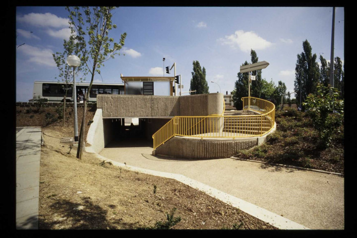 Passage souterrain sous le boulevard au niveau du supermarché "Intermarché" de Montrapon.