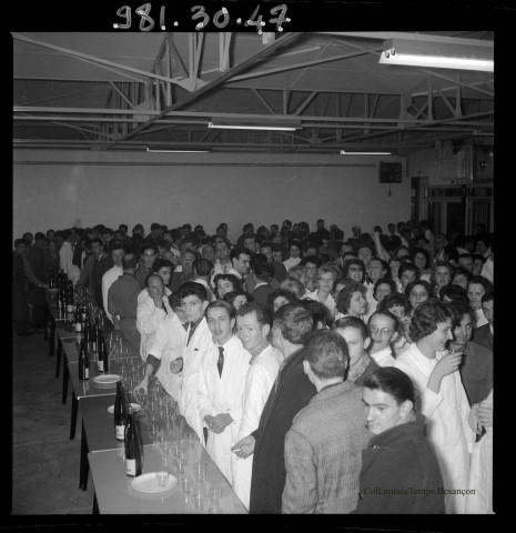 39MDT438 - Pot pour le personnel dans l'usine Lip de Palente : négatif (noir et blanc).