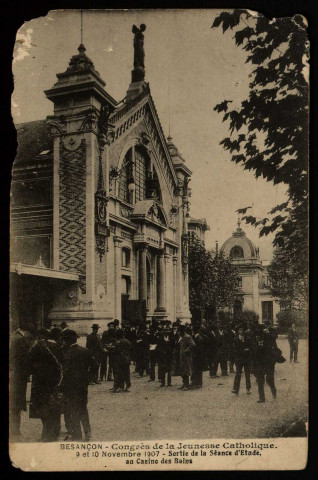 Besançon - Congrès de la Jeunesse Catholique, 9 et 10 Novembre 1907 - Sortie de la Séance d'Etude, au Casino des Bains. [image fixe] , 1904/1907