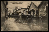 Besançon - Les Inondations de janvier 1910 - Rue de Bregille et les Casernes. [image fixe] , Besançon : Mosdier, édit. Besançon, 1904/1910