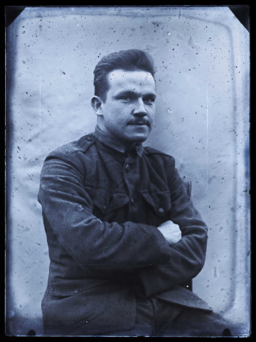 Soldat américain en uniforme posant assis, bras croisés, dans l'atelier