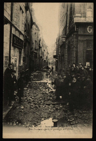 Besançon - Inondations de Janvier 1910 - Rue Poitune après le passage des Eaux. [image fixe] , 1904/1910