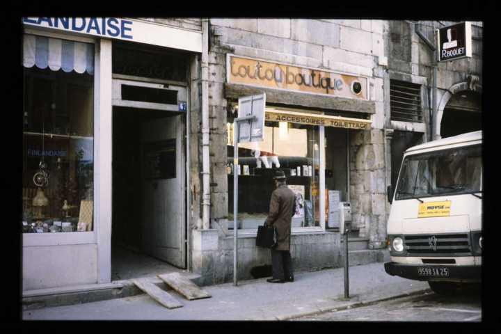 Diaporama sur des vitrines de commerces du quartier Battant.