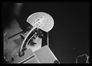 39MDT343 - Vue rapprochée du poste de travail d'alimentation des presses : négatif (noir et blanc).