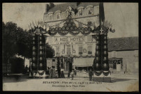 Besançon - Fêtes des 13, 14 et 15 Août 1910 - Décorations de la Place Flore. [image fixe] , 1904/1910