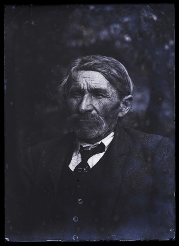 Portrait d'homme âgé photographié dans un jardin