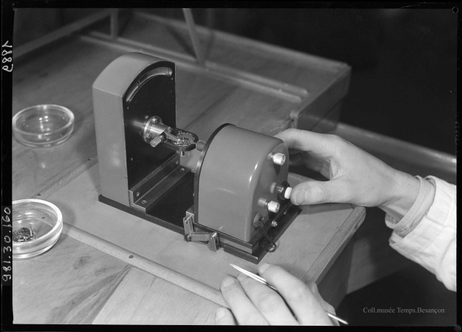 39MDT454 - Vue rapprochée d'une machine-outil non siglée : négatif (noir et blanc).