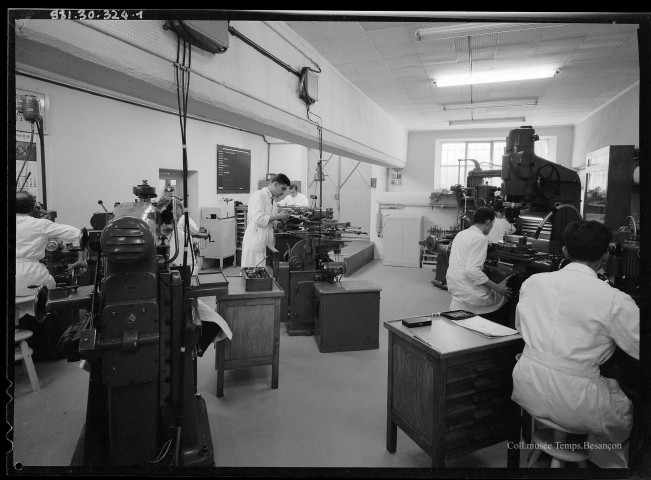 39MDT489 - Atelier de presse avec ouvriers au travail, usine de la Mouillère? : négatif (noir et blanc).