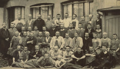 Société générale des monteurs de boîtes en or et en argent (Besançon) : photographie en noir et blanc montée sur carton représentant les membres pour l'année 1899-1900.