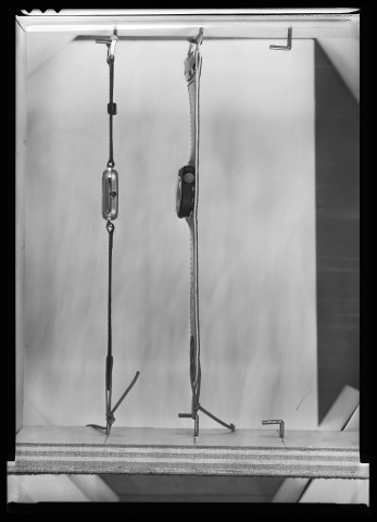 39MDT256 - Catalogue de montres, vues de profil et de dos, modèles non identifiées : négatif (noir et blanc).