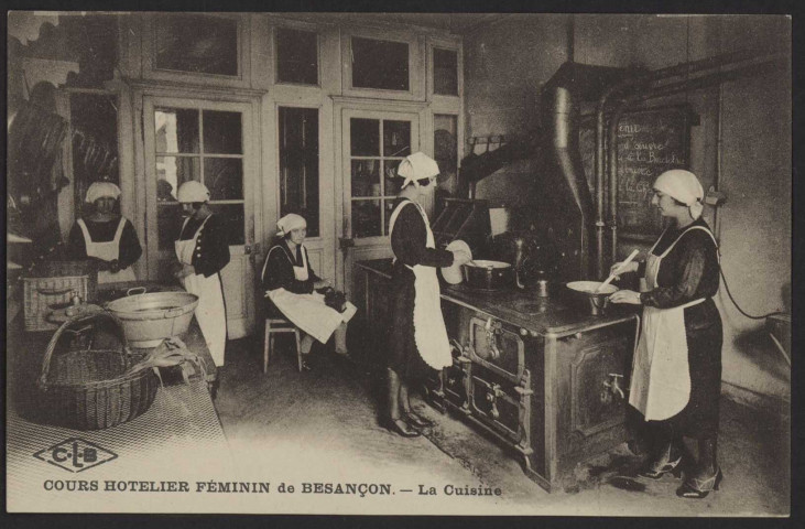 Cours hôtelier féminin, vue intérieure des cuisines : carte postale en noir et blanc [1916-1920].