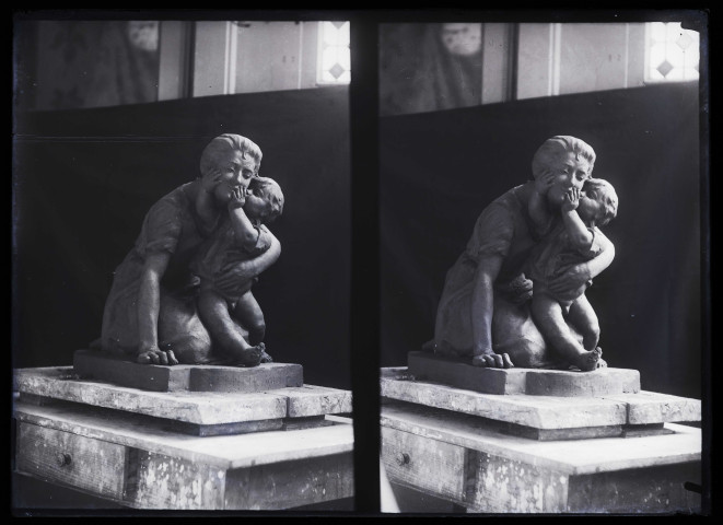 Le groupe sculpté "Premier baiser" dans l'atelier