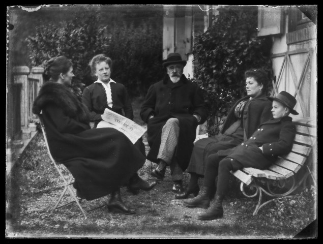 Membres de la famille de l'artiste posant devant une maison