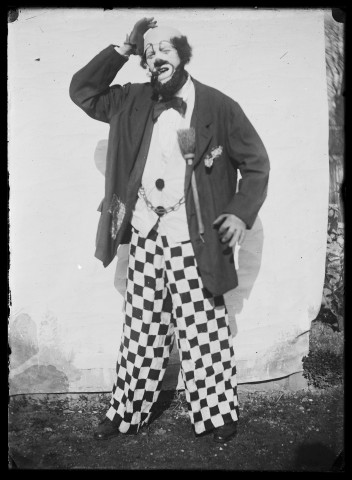 2024.0.605 - Portrait d'un homme déguisé en clown