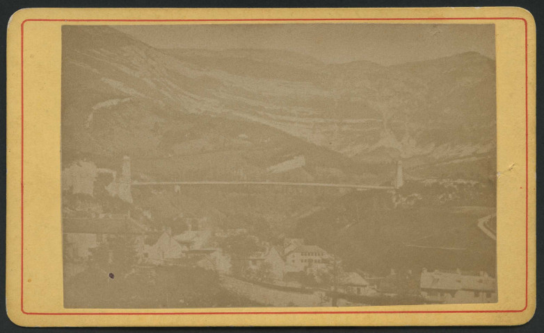 Saint-Claude (Jura). Vue avec le pont suspendu (la "ficelle") disparu en 1939 (actuel Grand pont)