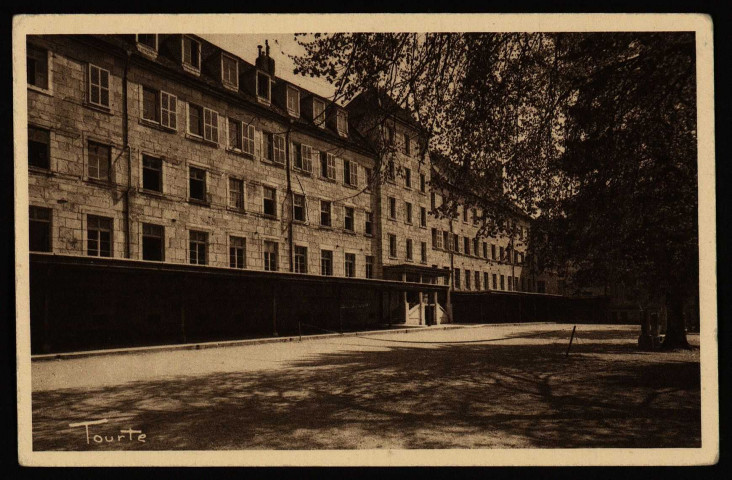 Besançon. Lycée Victor-Hugo. Cour de récréation [image fixe] , Levallois-Paris : Editions universitaires Tourte et Petitin, 1904/1930