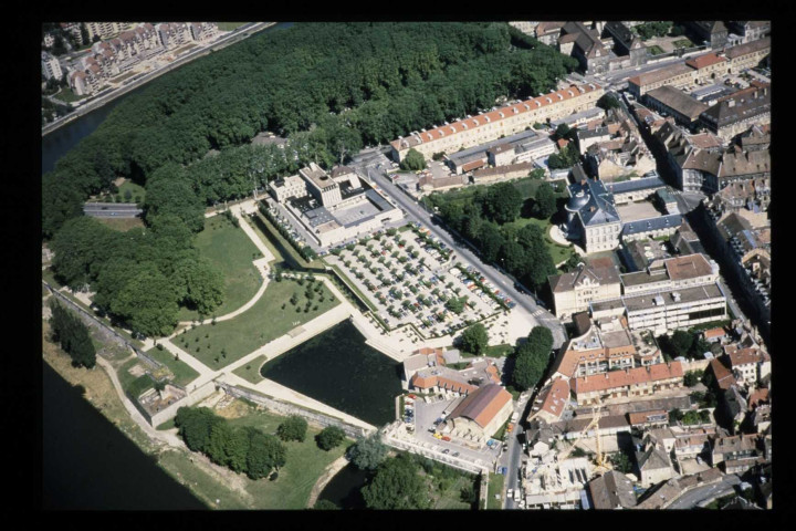Vues aériennes de la Boucle et de Battant, de Palente (avec Lycée Pergaud), Planoise en construction, ancienne usine des Compteurs, Saint-Ferjeux, Saint-Claude, zone industrielle des Tilleroyes.