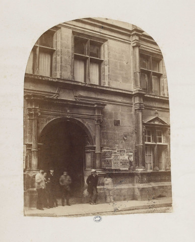 Palais Granvelle [image fixe] : Porte d'entrée côté Grande Rue , 1900-1950