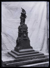 Maquette d'un monument aux morts dans l'atelier