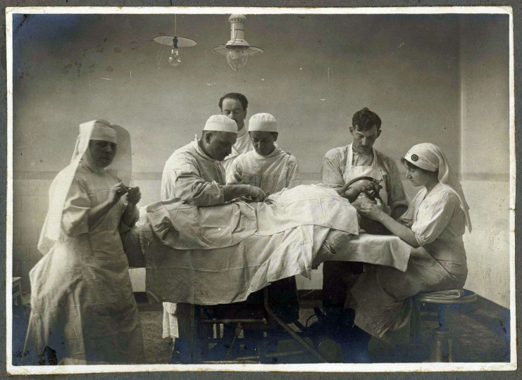 Photographie d'une opération chirurgicale à l'hôpital Saint-Jacques, 1919 (51Z1, don de Mme Brigitte Dufour-Fallot en 2019)