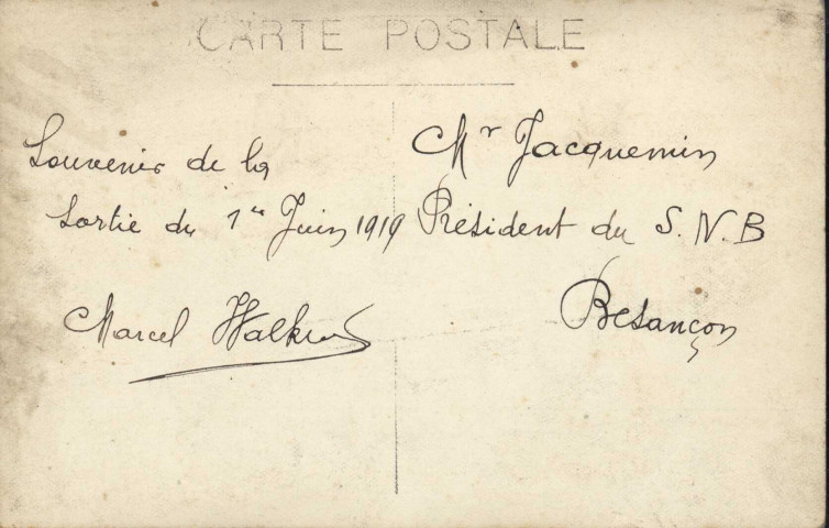 Photographie d'une embarcation de huit rameurs lors d'une sortie.