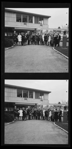 39MDT221 - Photos de groupes de visiteurs devant l'entrée principale de l'usine de Palente : négatif (noir et blanc).