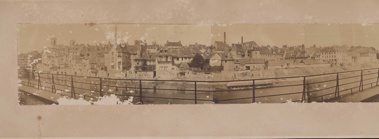 Photographie panoramique de l'actuel quai de Strasbourg à Besançon vers 1860.