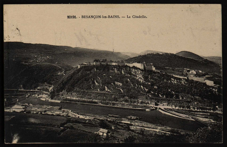 Besançon. La Citadelle vue de Bregille [image fixe] , Strasbourg : "Real-Photo" C. A. P., 1930/1950