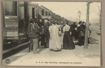 S. G. Mgr Gautey, bénissant les malades. [image fixe] , Dijon : Bauer-Marchet et Cie Dijon (dans un cercle), 1904/1912
