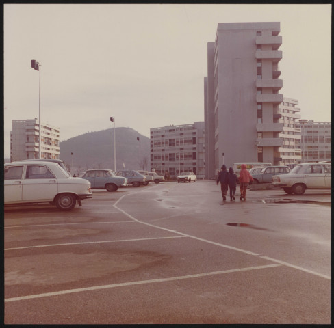 Quartier de Planoise - Vues de bâtiments du secteur des Epoisses (7 pièces). Photo M. Tupin, 1970-2000, Photographie