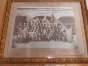 67MDT137 - Congrès régional ouvrier tenu à Besançon du 15 au 17 août 1902, photographie de groupe des participants devant les arcades du palais Granvelle : photographie noir et blanc encadrée.