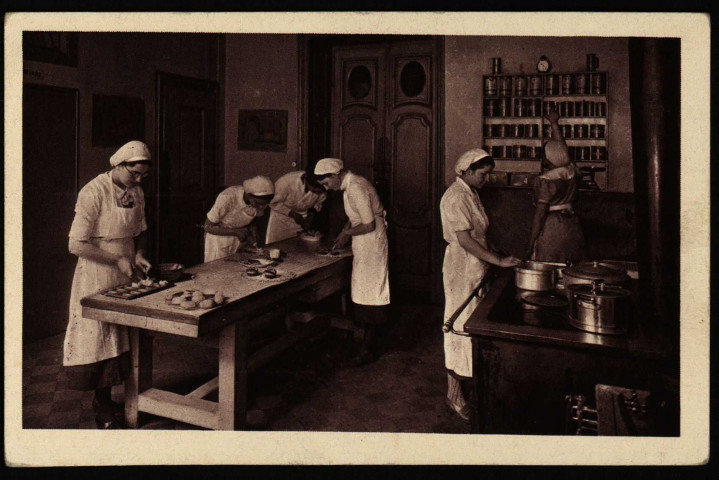 Ecole ménagère de la Providence. Le cours de Cuisine [image fixe] , Lyon : Hélio M. Lescuyer, 1915/1943