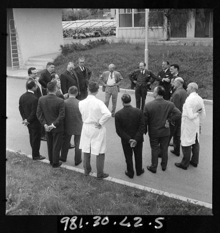 39MDT392 - Personnel de Lip, Fred Lip avec ses cadres devant l'usine de Palente: négatif (noir et blanc).