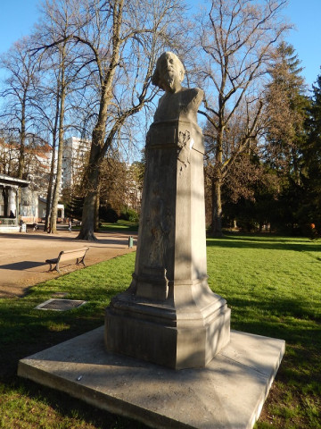 Monument à Just Becquet ; sculpture